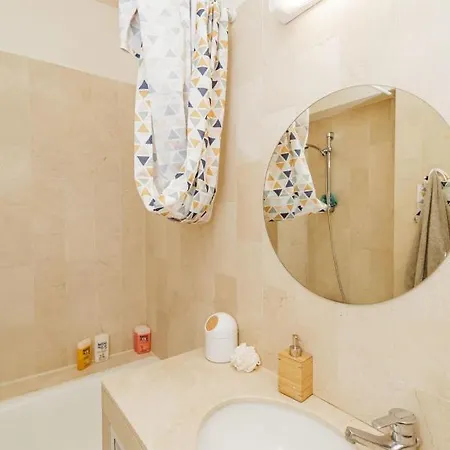 Bright And Comfortable 46 M For 2 With Balcony Daire Paris